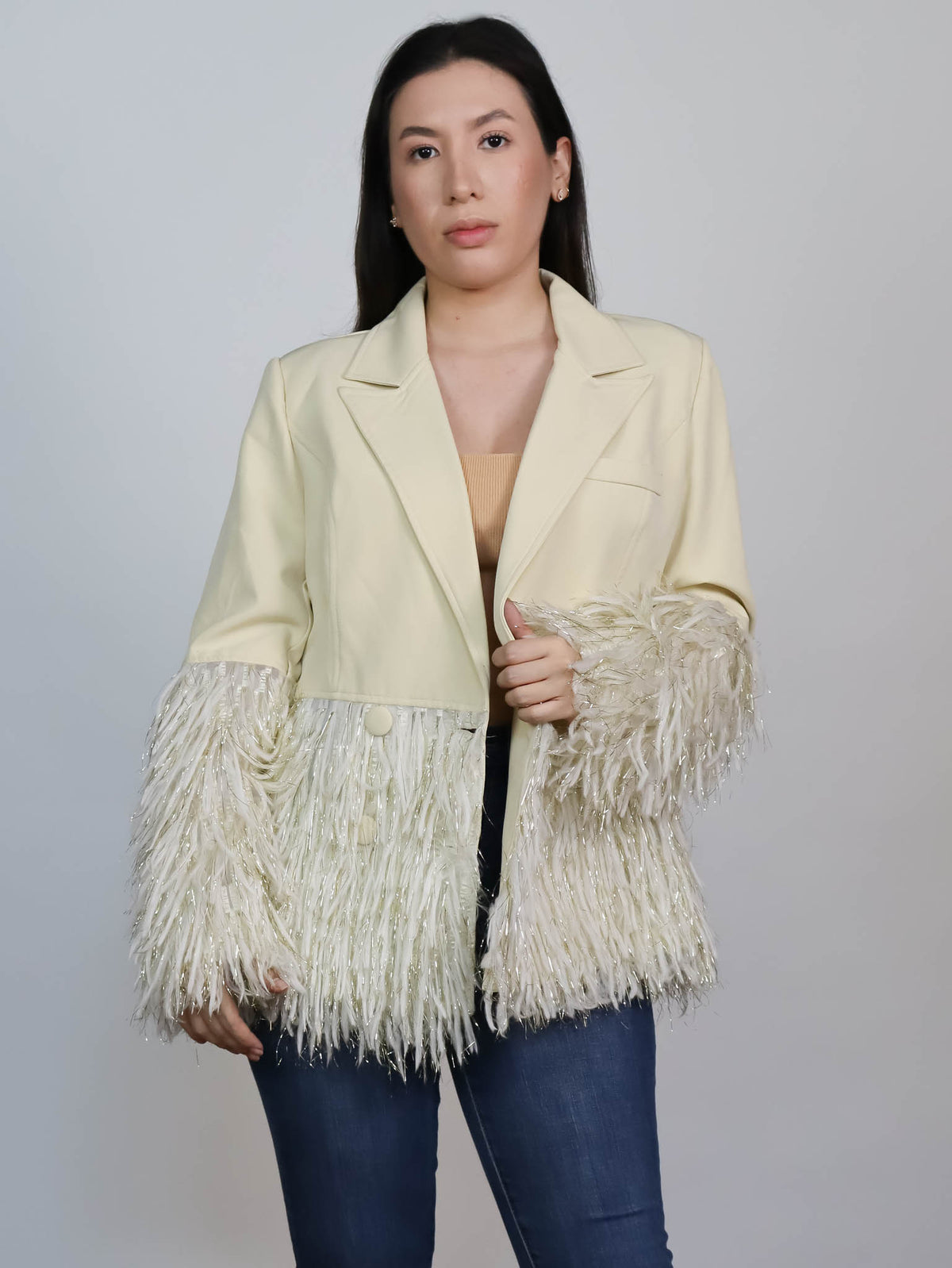 Saco beige con plumas
