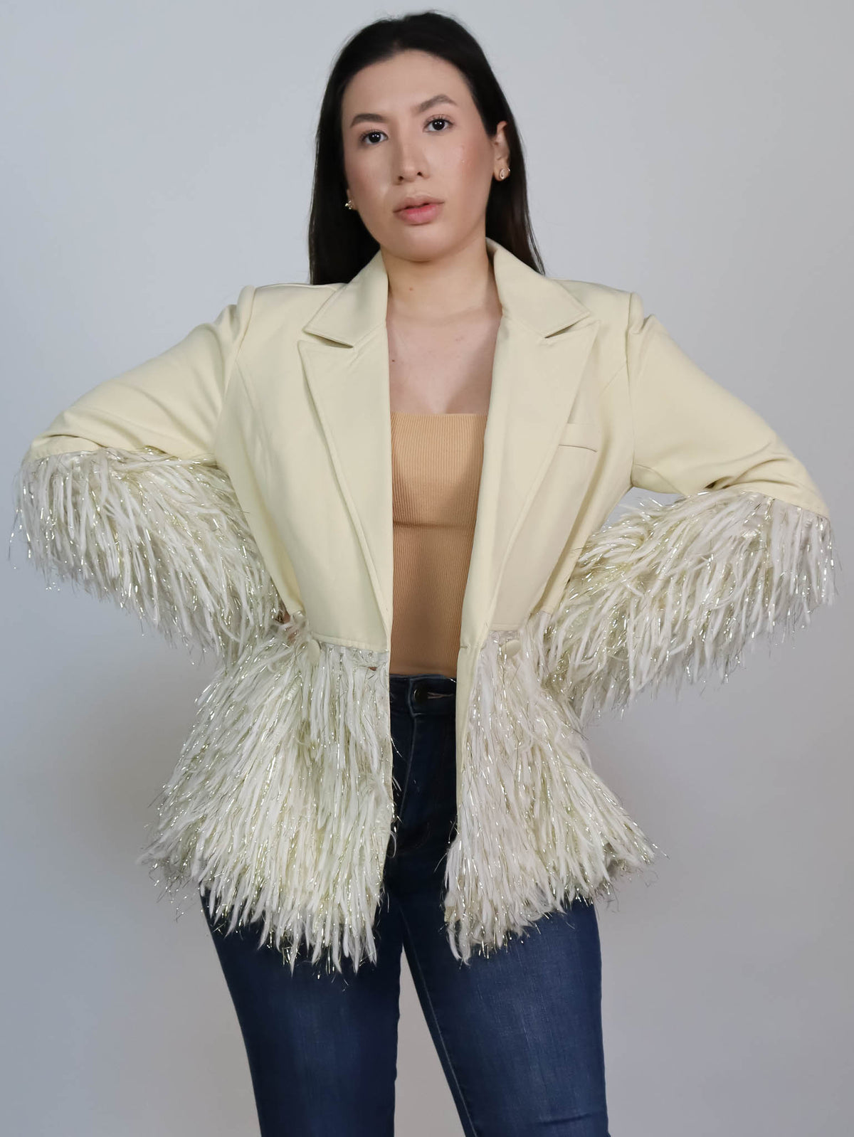 Saco beige con plumas