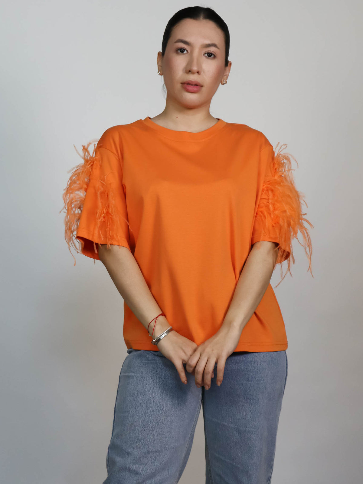 Playera naranja plumas