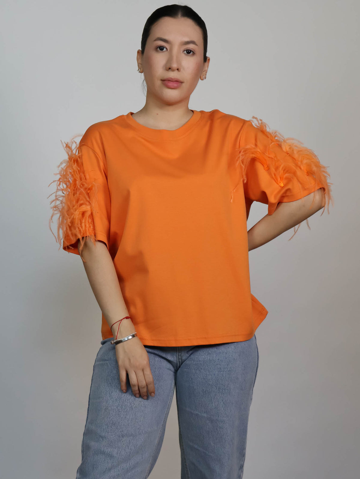 Playera naranja plumas