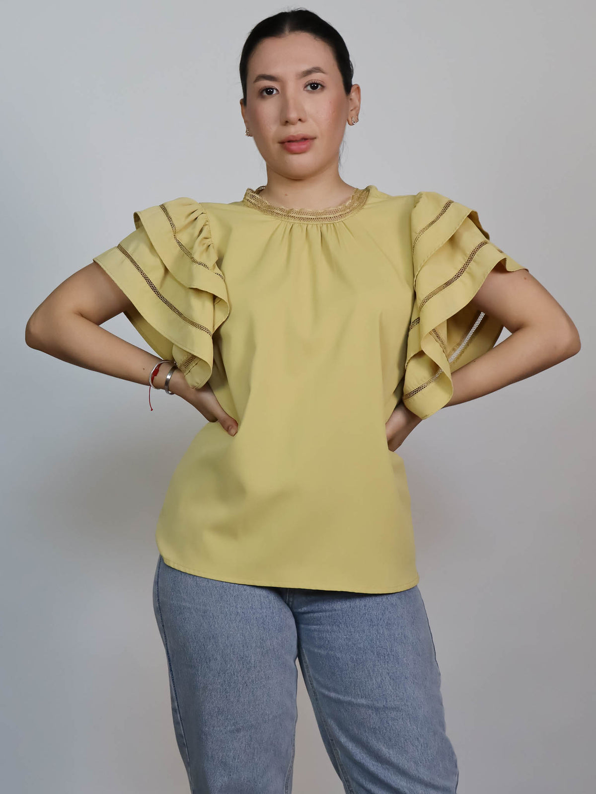 Blusa amarilla olan en manga