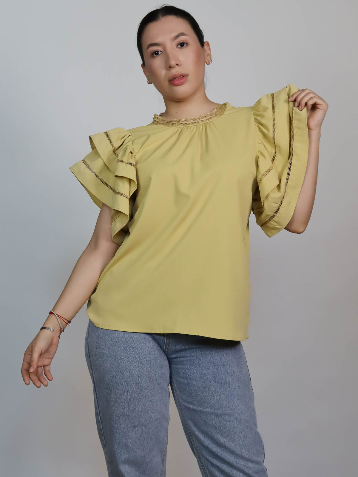 Blusa amarilla olan en manga
