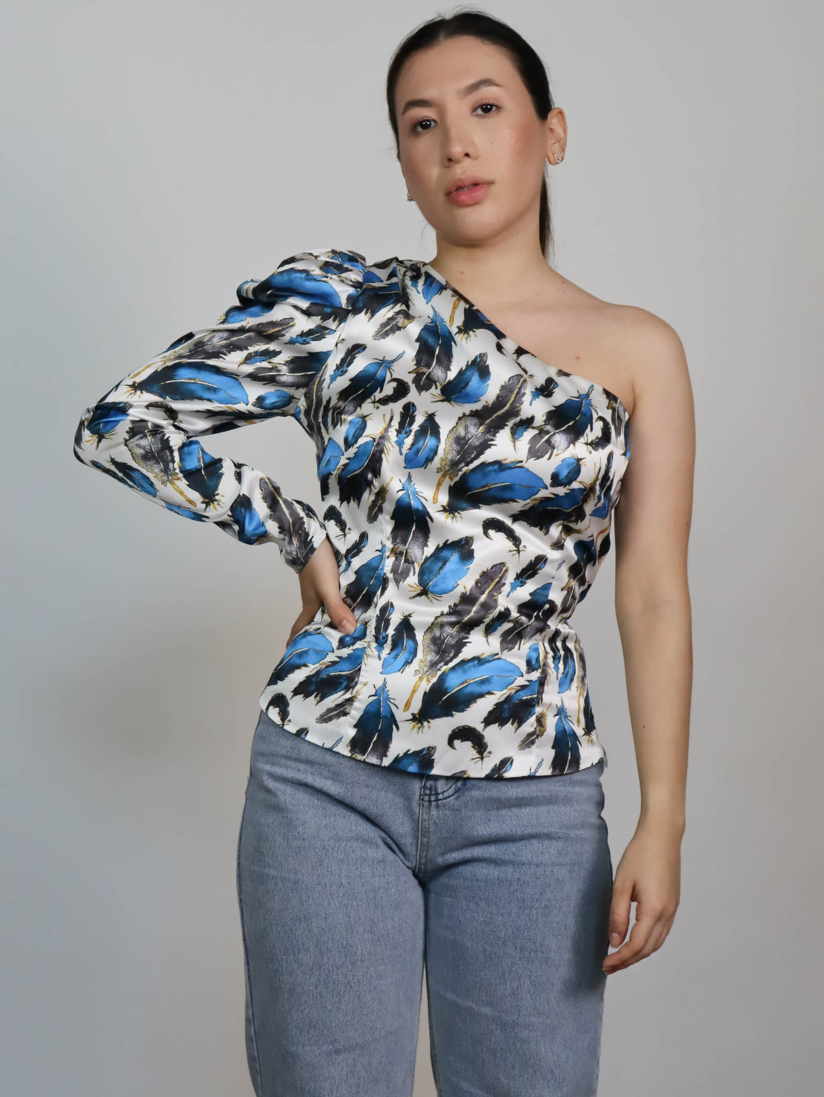 Blusa con un hombro estampado de plumas
