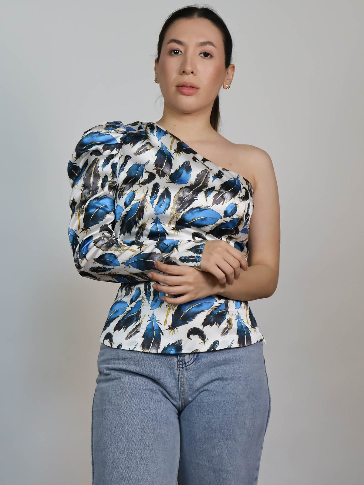 Blusa con un hombro estampado de plumas