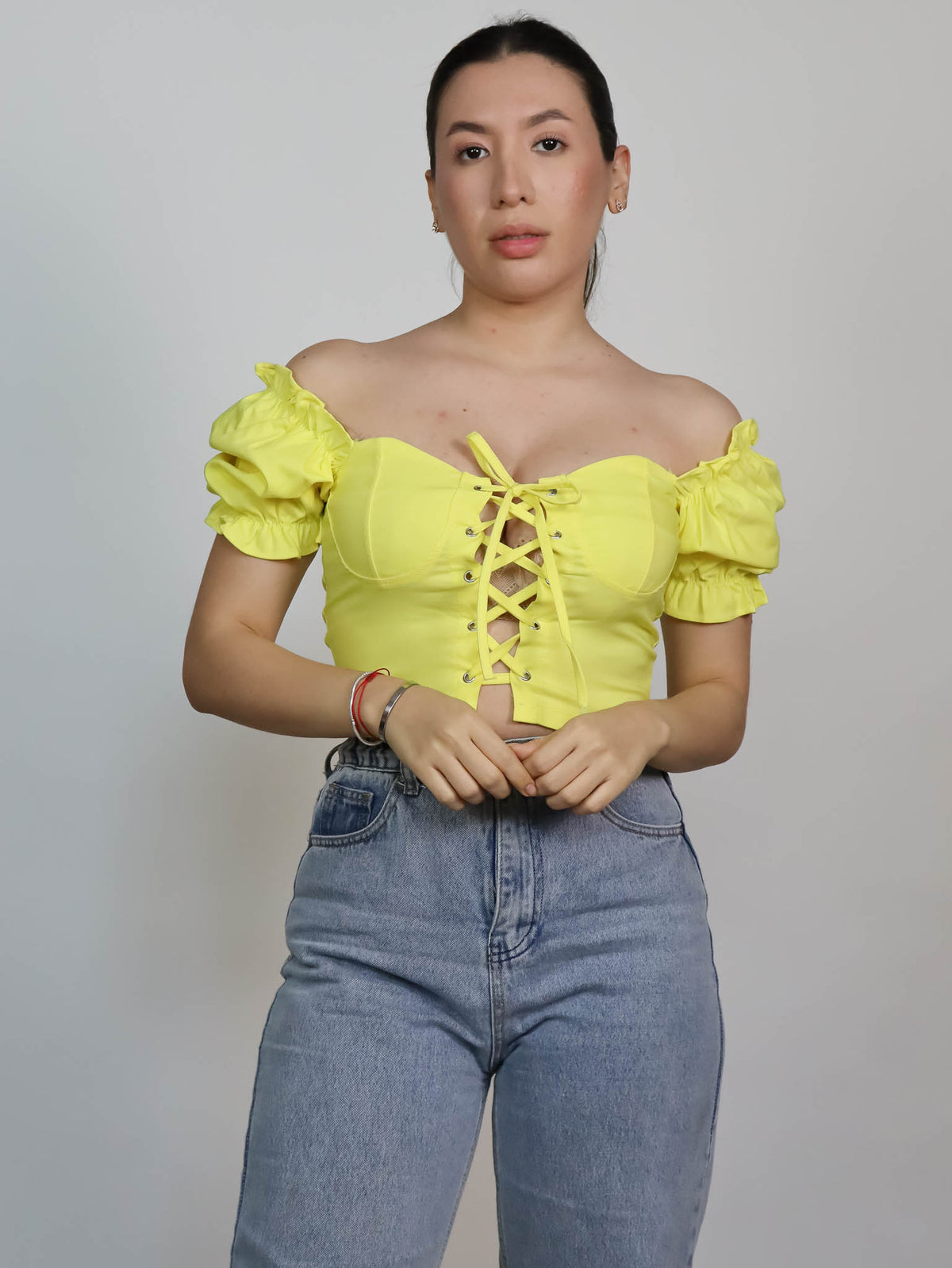 Top amarillo listón en pecho
