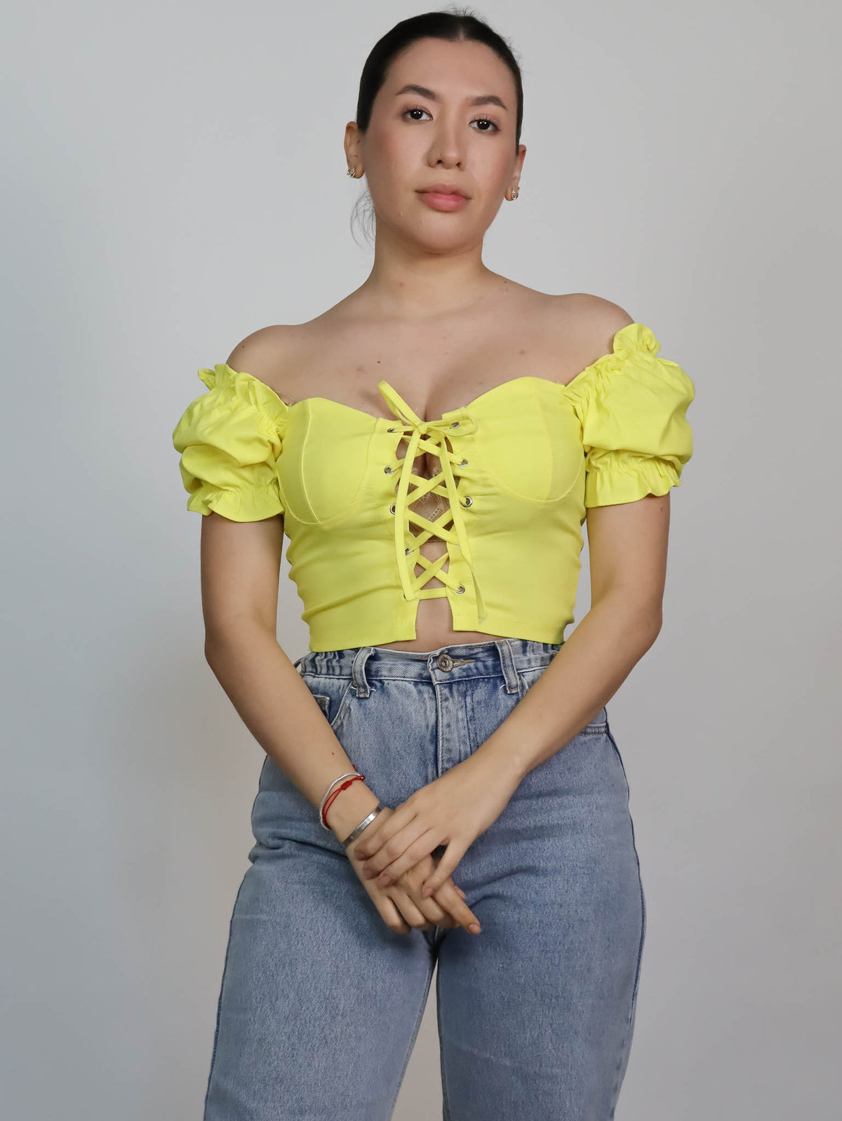 Top amarillo listón en pecho