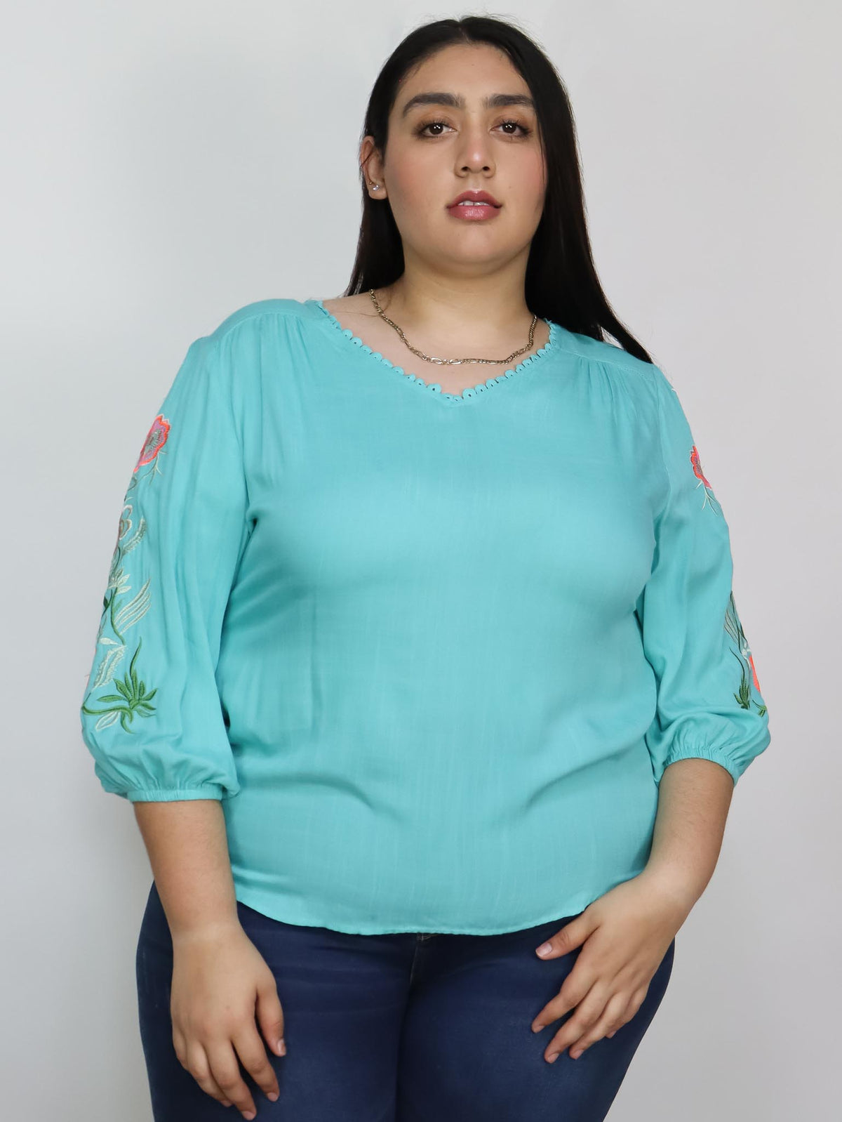 Blusa con flores bordadas