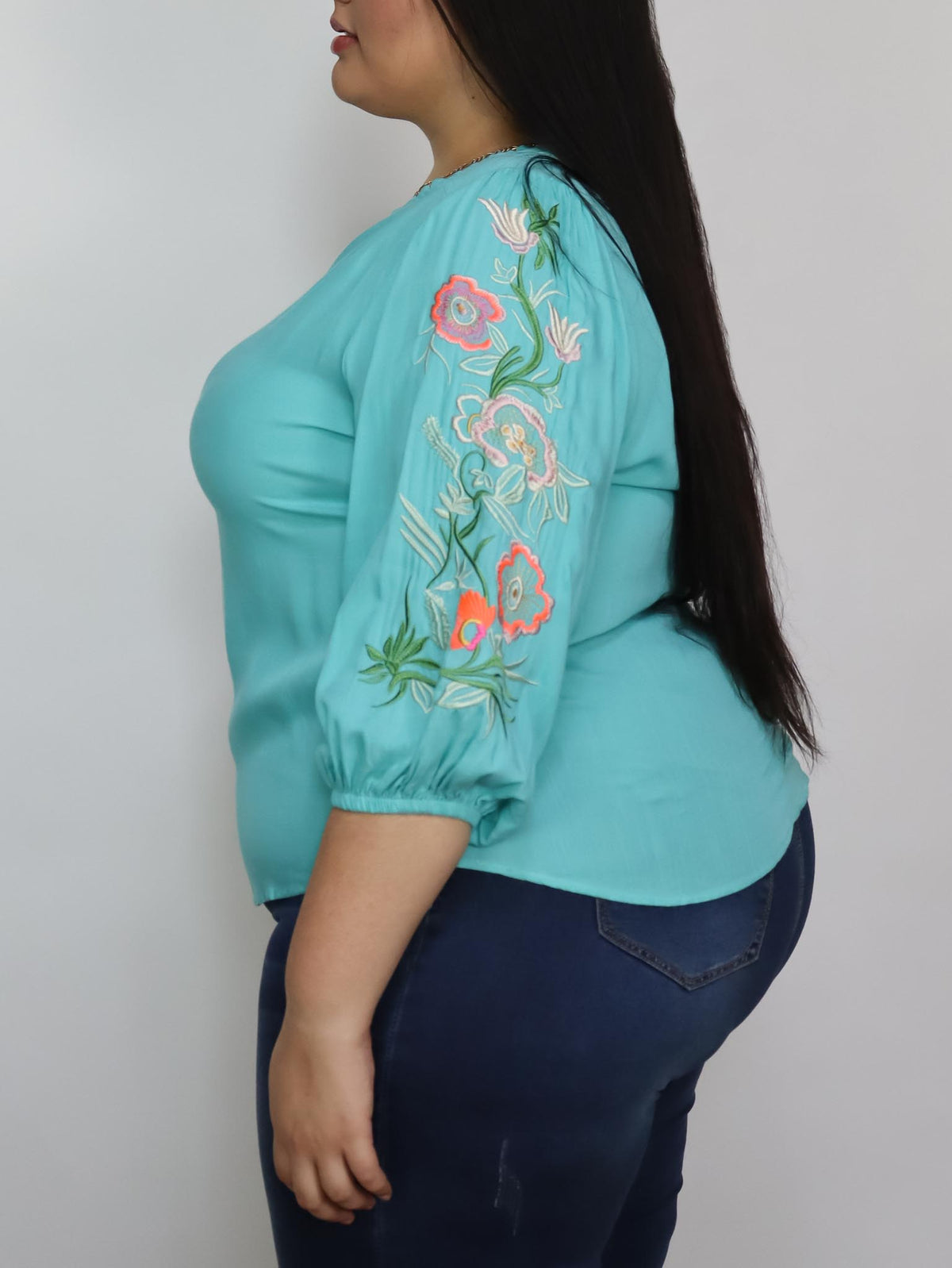 Blusa con flores bordadas
