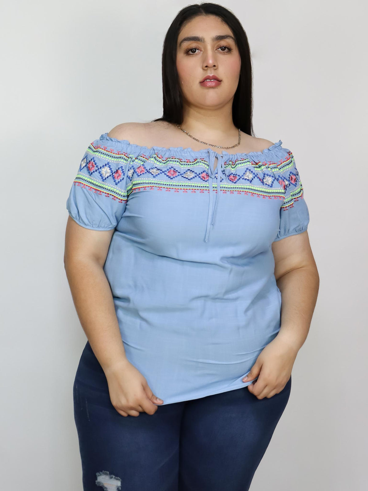 Blusa azul con flores en hombros