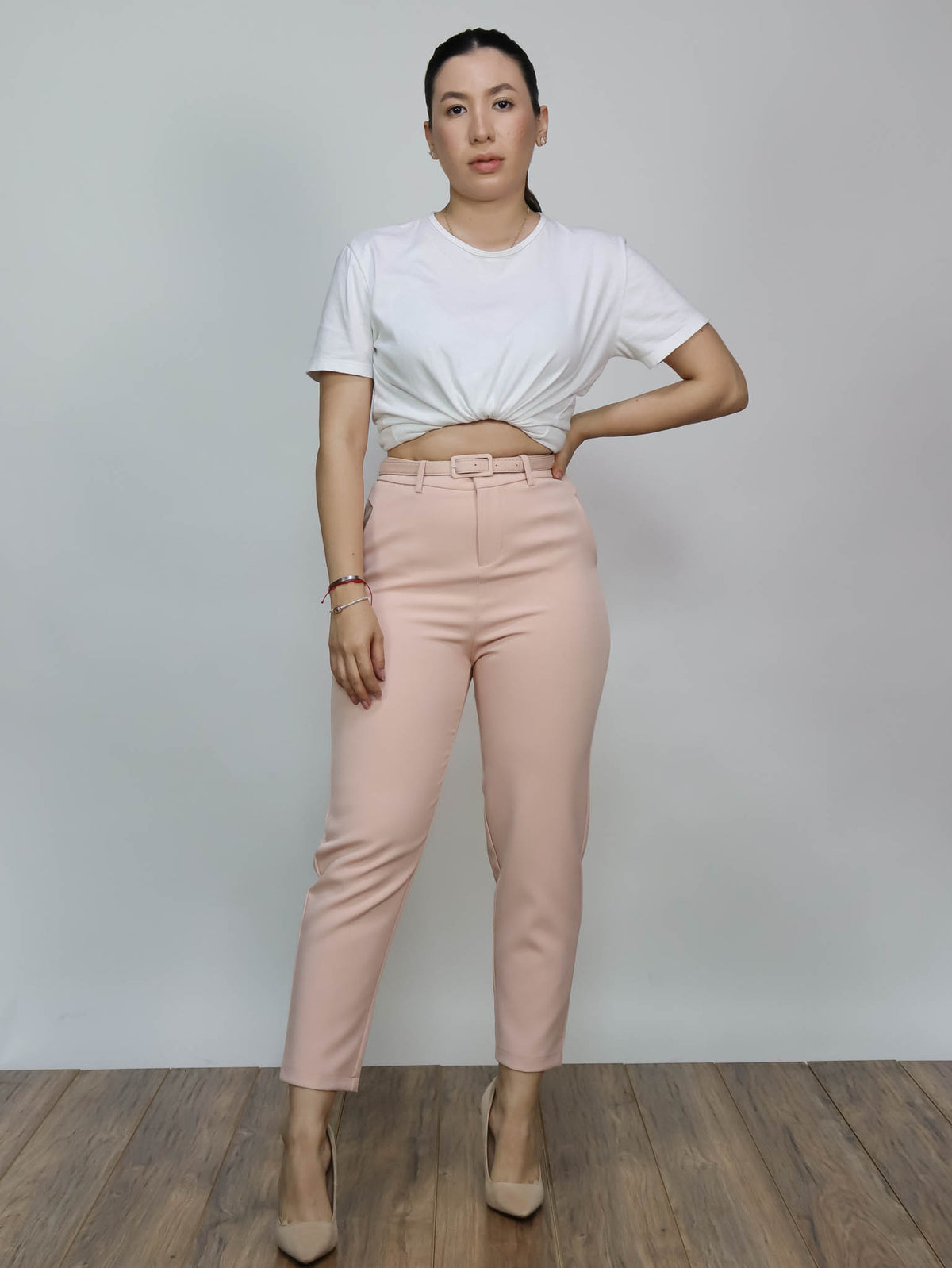 Pantalón rosa pastel con cinto