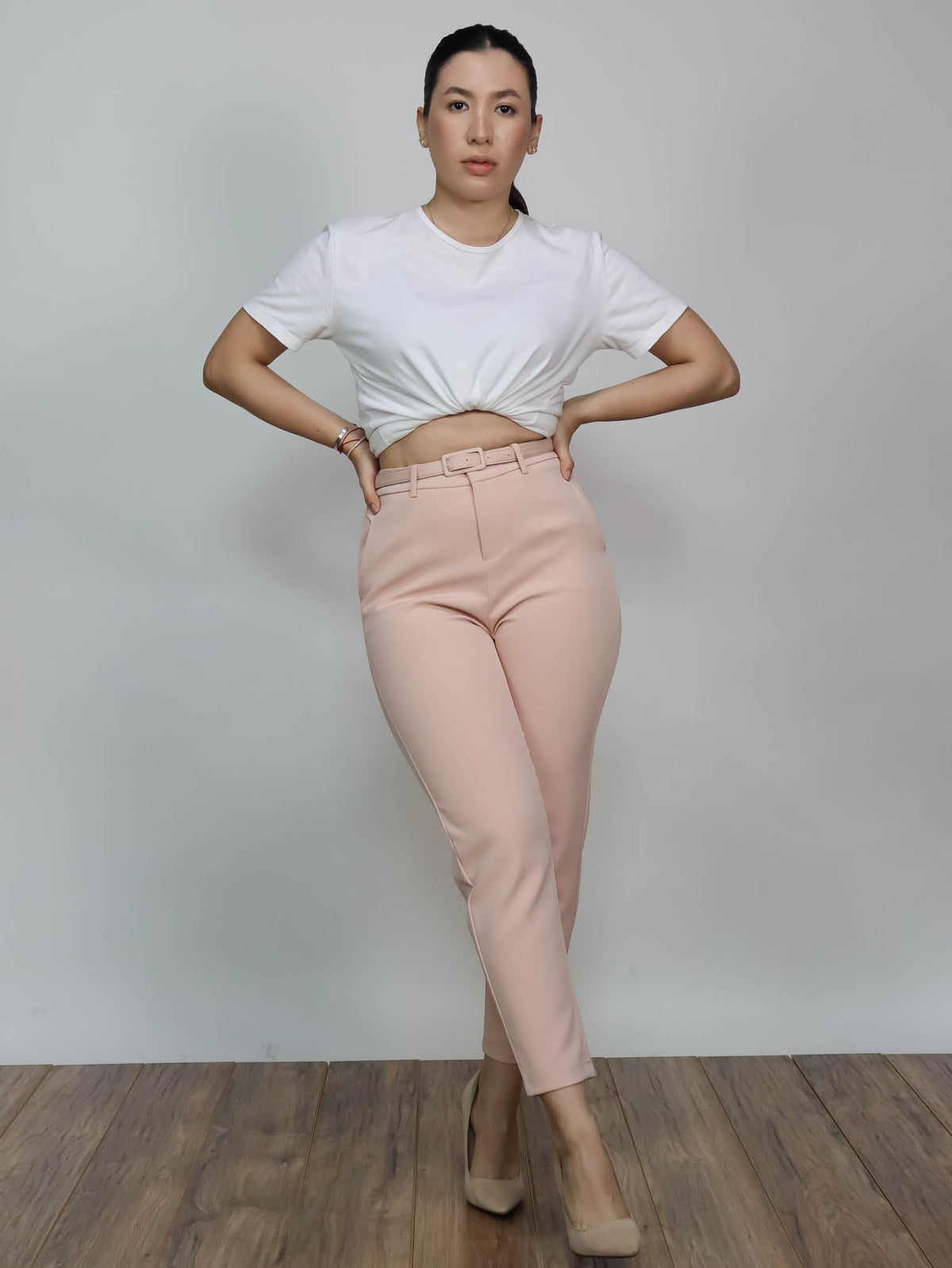 Pantalón rosa pastel con cinto