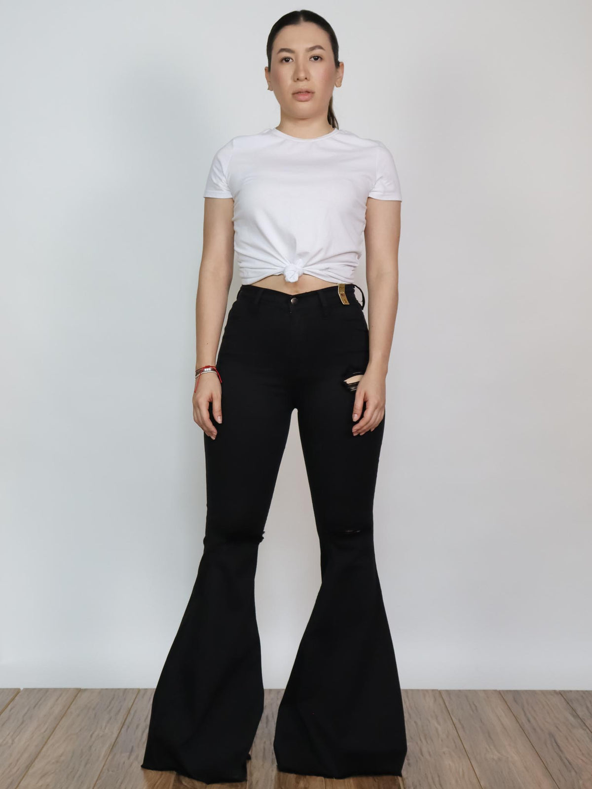 Pantalón negro acampanado roto