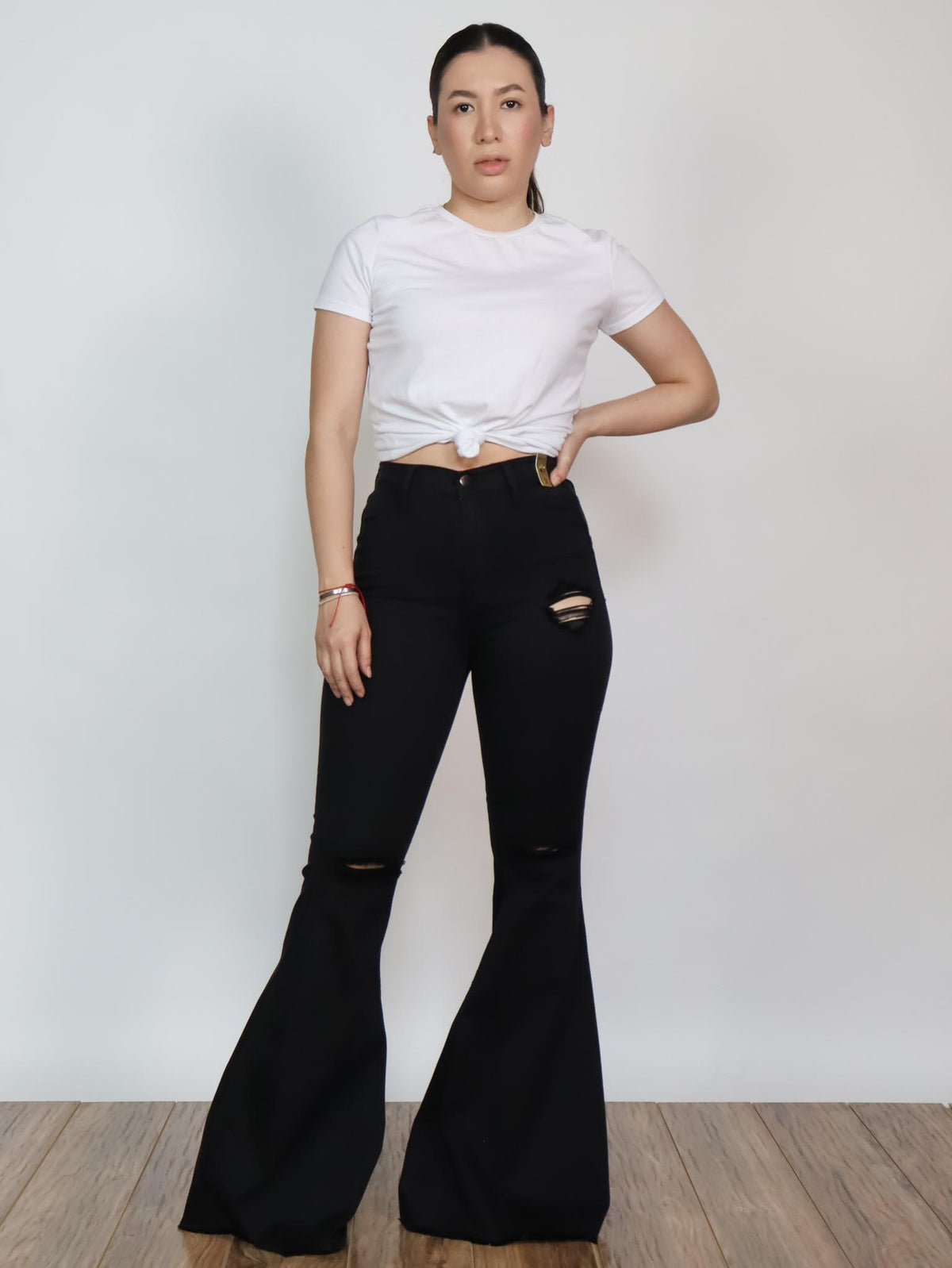 Pantalón negro acampanado roto