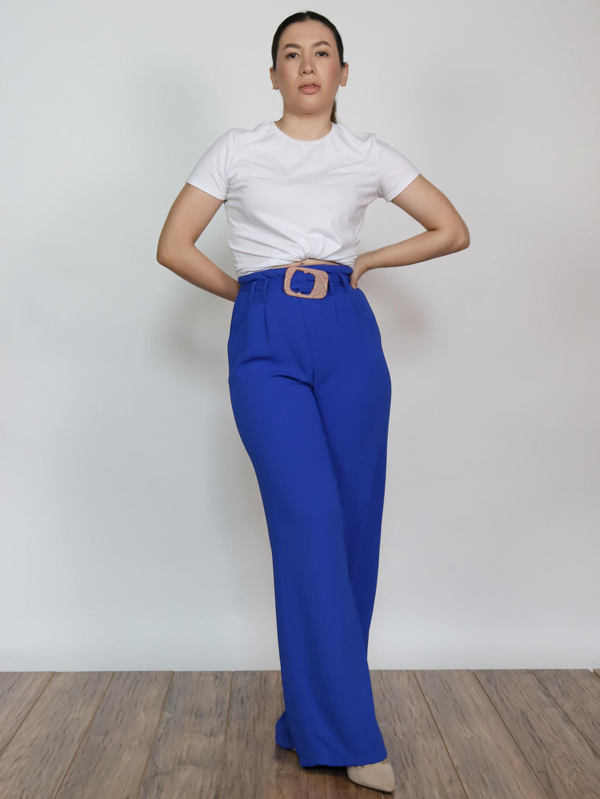 Pantalón ancho con hebilla