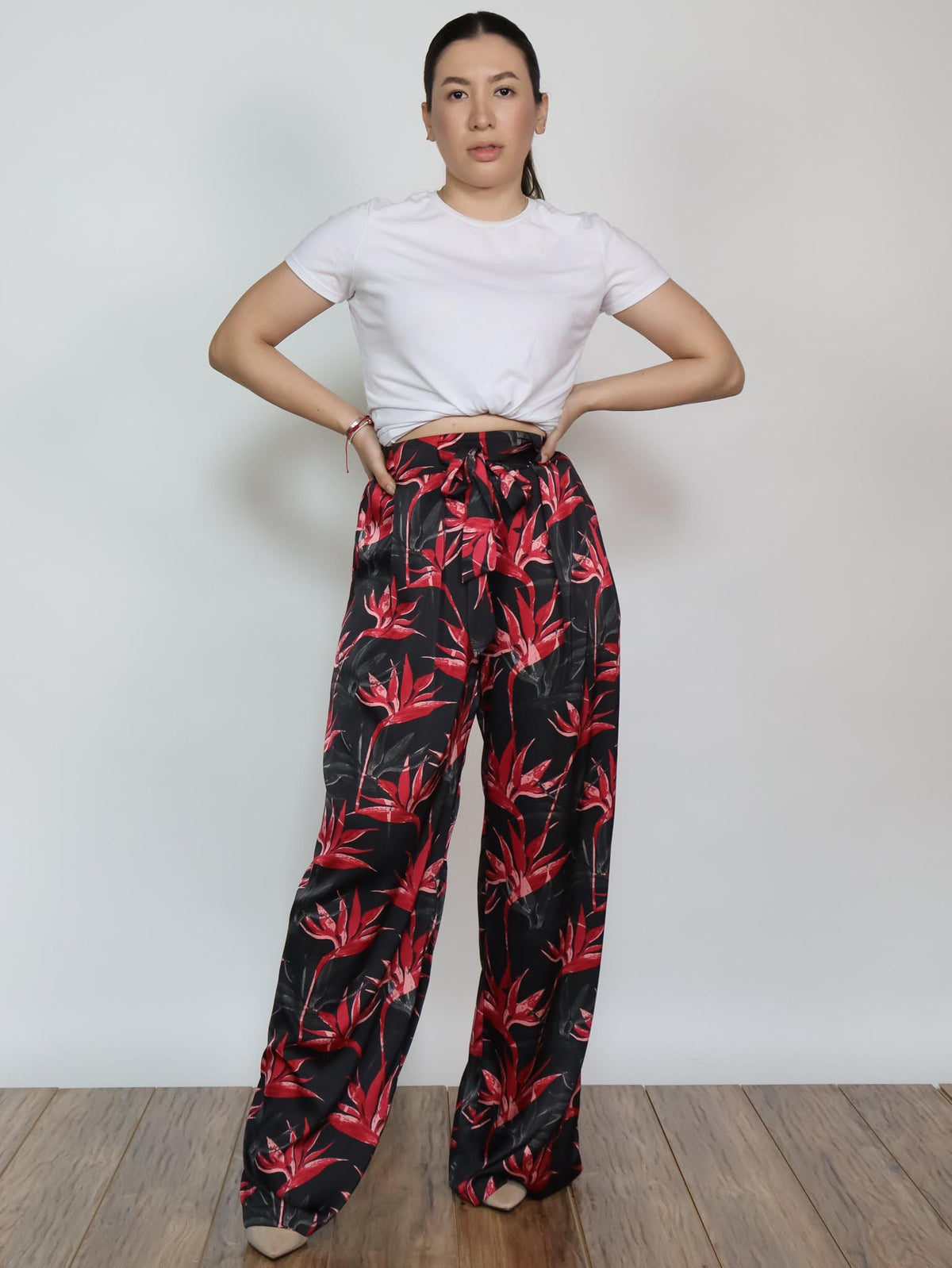 Pantalón print hojas rojas