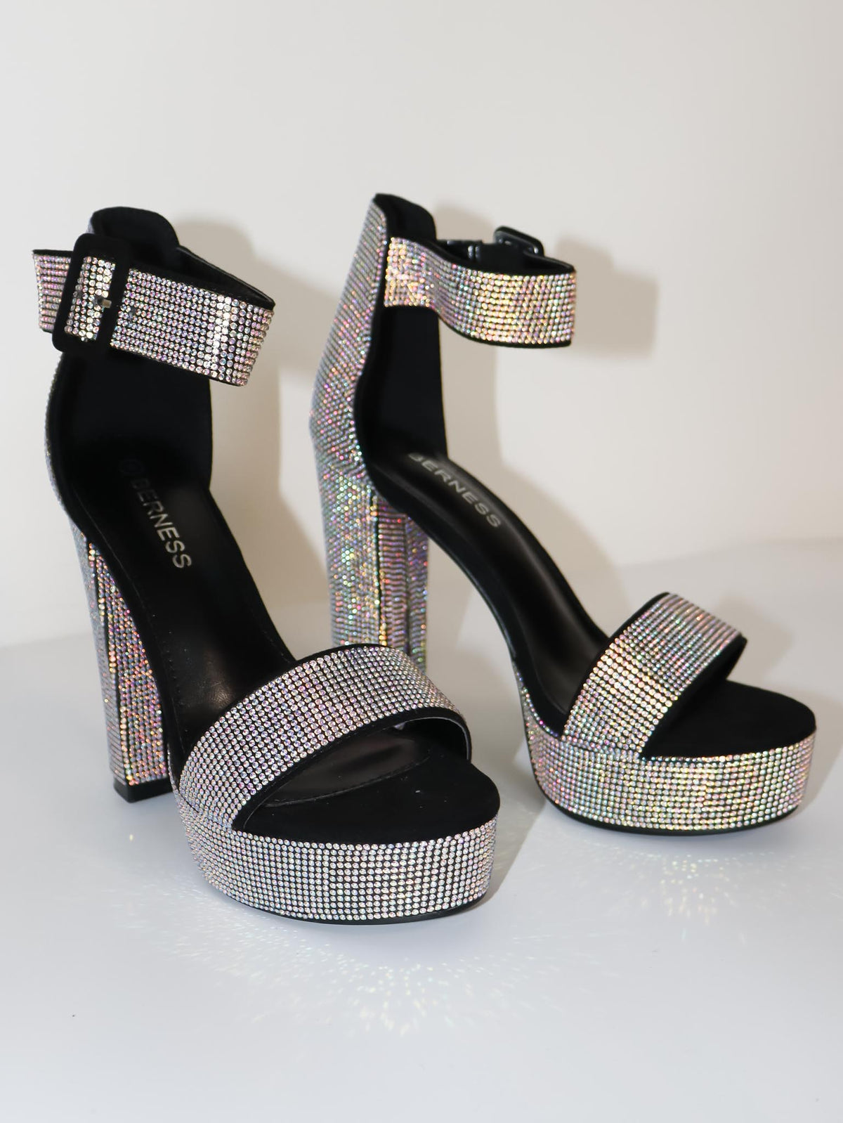 Zapatilla brillos negra
