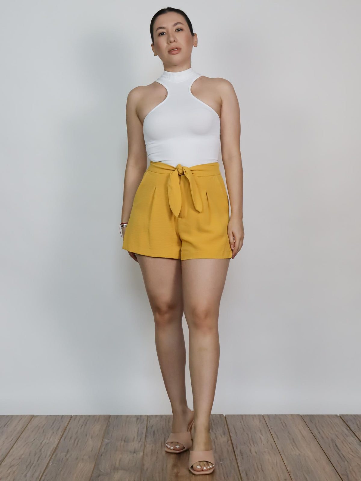 Short nudo al frente
