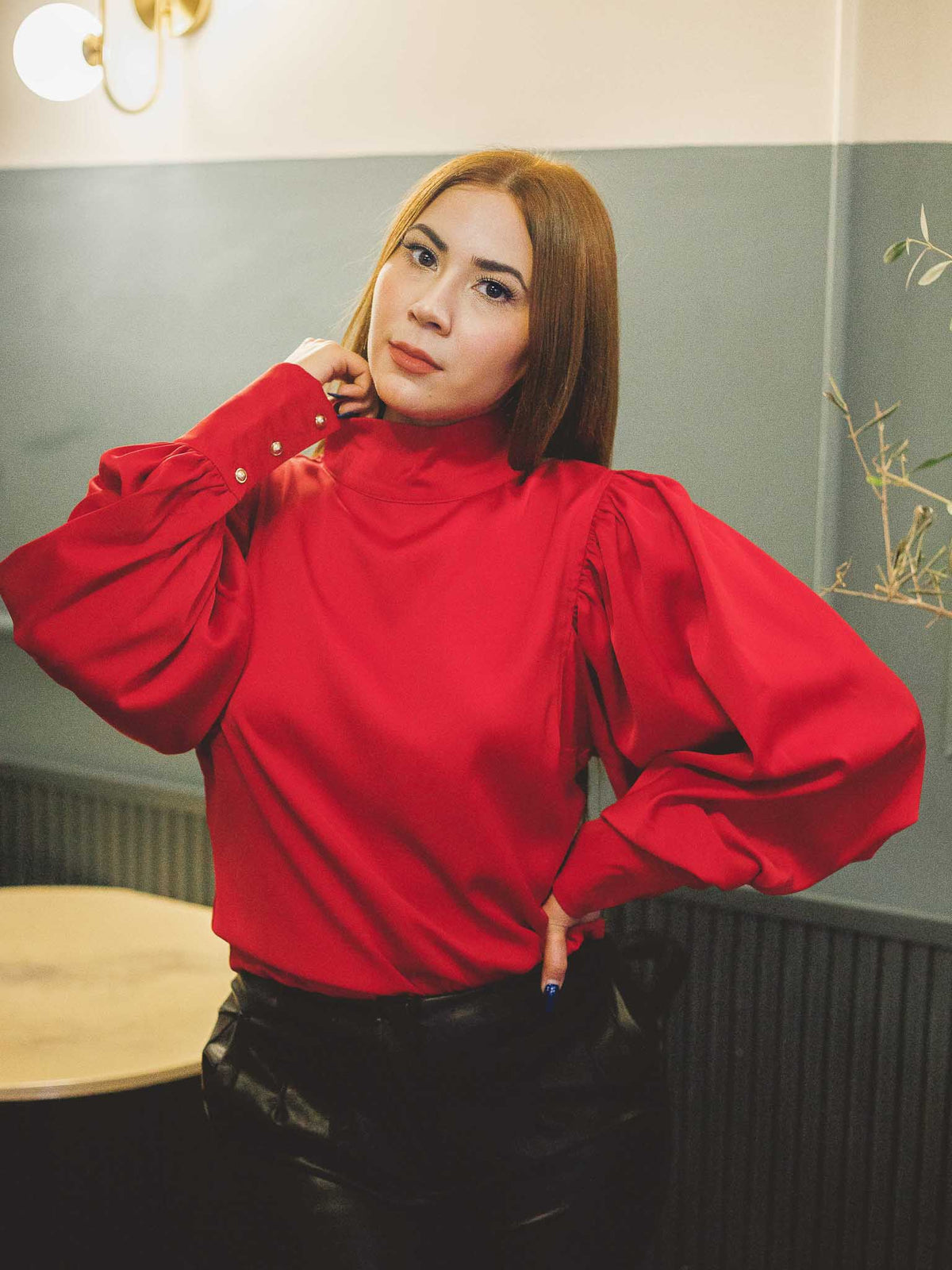 Blusa roja cuello alto